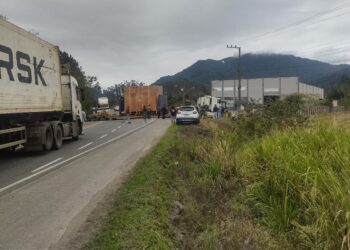Caminhão com carga especial fica preso na Rodovia do Arroz, em Guaramirim