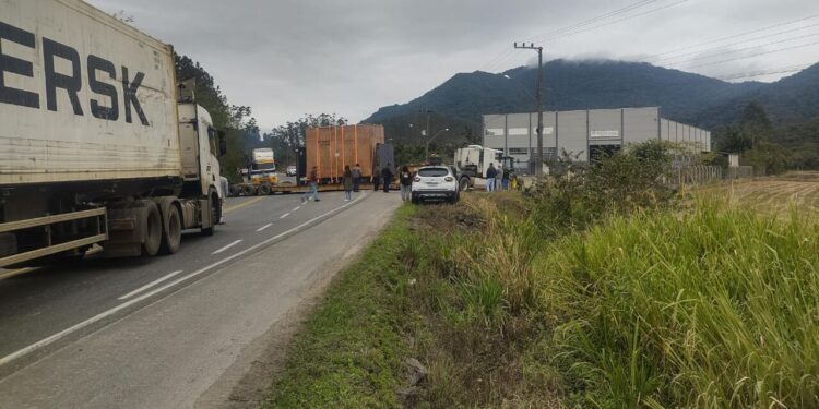 Caminhão com carga especial fica preso na Rodovia do Arroz, em Guaramirim