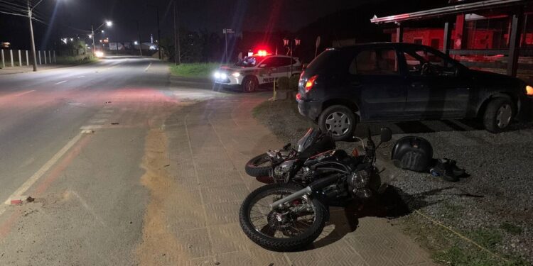 Motociclista fica ferido após acidente envolvendo carro em Jaraguá do Sul