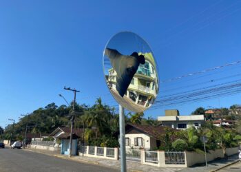 Vândalos quebram espelho utilizado para segurança no trânsito em Guaramirim