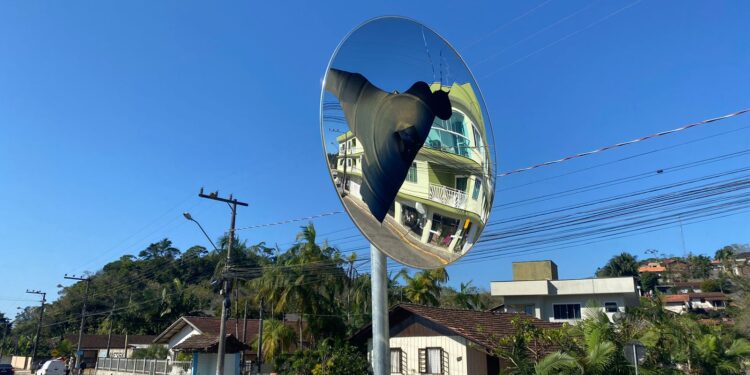 Vândalos quebram espelho utilizado para segurança no trânsito em Guaramirim