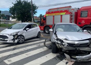 [Vídeo] Acidente envolvendo três carros é registrado em Jaraguá do Sul