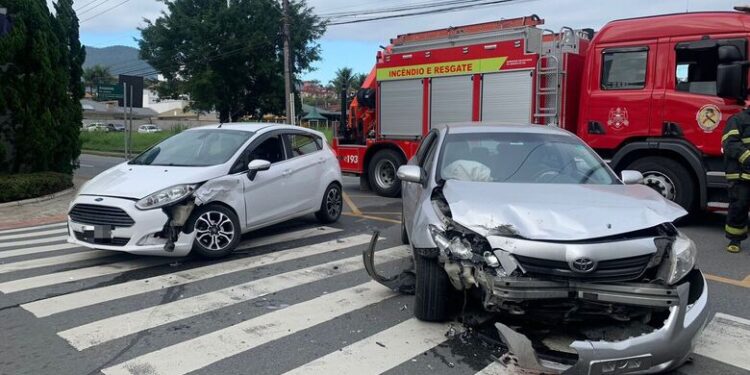 [Vídeo] Acidente envolvendo três carros é registrado em Jaraguá do Sul