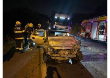 Colisão entre carro e caminhão deixa três mortos em SC