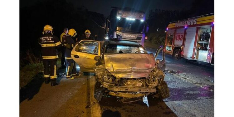 Colisão entre carro e caminhão deixa três mortos em SC