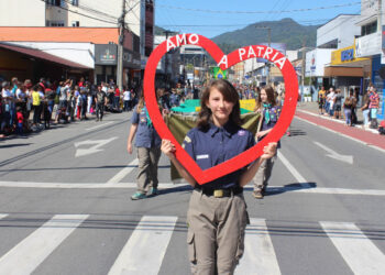 Desfile de Sete de Setembro acontece na Reinoldo Rau, em Jaraguá