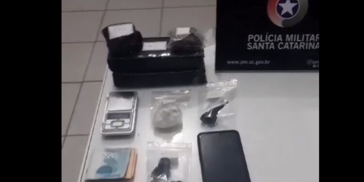 [Vídeo] Preso por tráfico, homem afirma que está “levantando um dinheiro” em Jaraguá do Sul