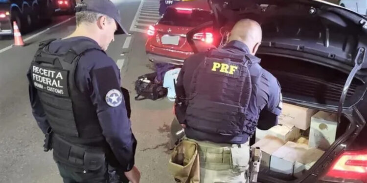 Família flagrada com 145 garrafas de vinho em Joinville diz que era para consumo próprio