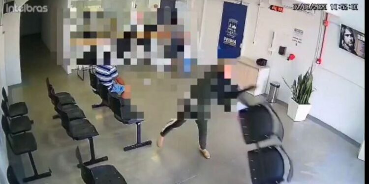 [Vídeo] Mulher não consegue mais colírio e causa destruição em farmácia de SC