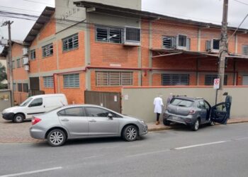[Vídeo] Câmera flagra acidente entre dois carros em Jaraguá do Sul