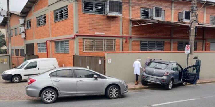 [Vídeo] Câmera flagra acidente entre dois carros em Jaraguá do Sul