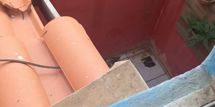 Bebê de 9 meses morre após cair de janela do segundo andar de sobrado em Bombinhas