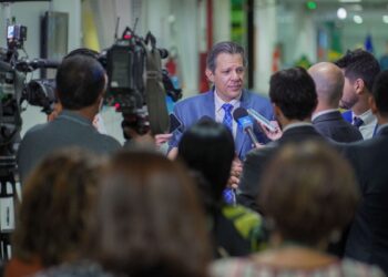 Taxa de juros do cartão de crédito vai “cair muito”, diz Haddad