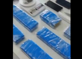 [Vídeo] PMs apreendem mais de 4kg de maconha com traficantes em Jaraguá