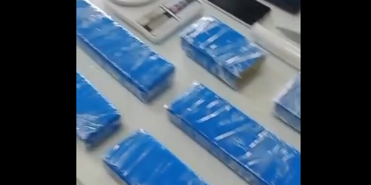 [Vídeo] PMs apreendem mais de 4kg de maconha com traficantes em Jaraguá