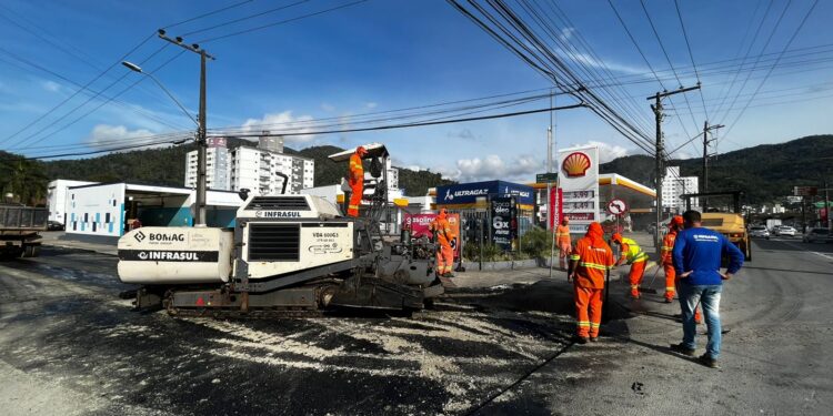 Começa a pavimentação da Rua Martim Stahl, em Jaraguá do Sul