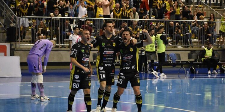 Jaraguá Futsal vence o clássico contra o Joinville e se aproxima do G4