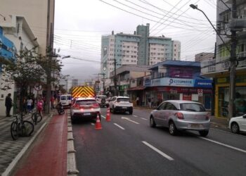 Motorista tenta fugir após bater em moto e colide contra carro estacionado em Jaraguá do Sul