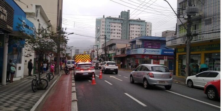 Motorista tenta fugir após bater em moto e colide contra carro estacionado em Jaraguá do Sul