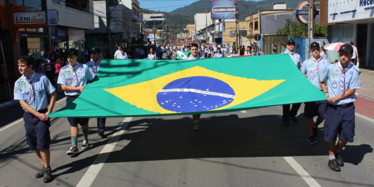 Rua Reinoldo Rau recebe o Desfile de 7 de Setembro em Jaraguá do Sul