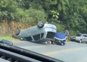 [Vídeo] Carro capota em Jaraguá do Sul