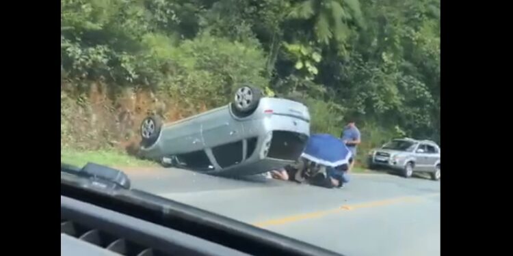 [Vídeo] Carro capota em Jaraguá do Sul