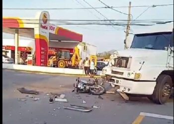 Motociclista fica gravemente ferido após acidente com carreta em Jaraguá do Sul