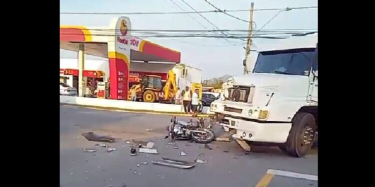 Motociclista fica gravemente ferido após acidente com carreta em Jaraguá do Sul