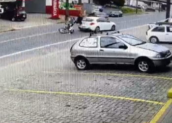 [Vídeo] Moto bate na traseira de carro e motociclista é arremessado em Jaraguá