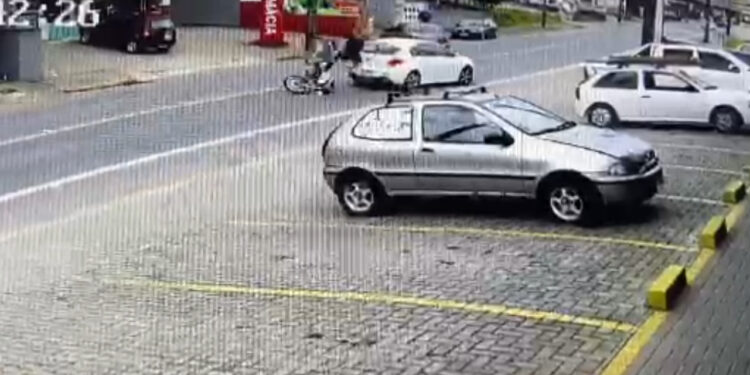 [Vídeo] Moto bate na traseira de carro e motociclista é arremessado em Jaraguá