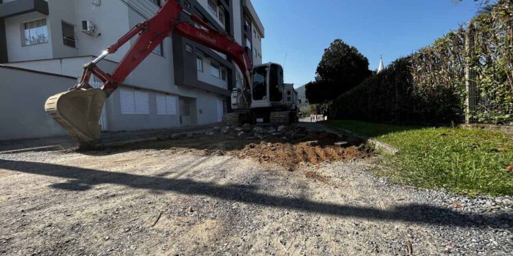 Inicia implantação da rotatória de quadra da Malwee, em Jaraguá do Sul