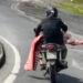 Motociclista é flagrado carregando carne saqueada na BR-470, em SC