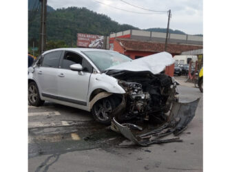Mulher fica ferida após acidente envolvendo carro e caminhão em Jaraguá do Sul