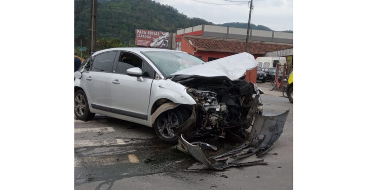 Mulher fica ferida após acidente envolvendo carro e caminhão em Jaraguá do Sul