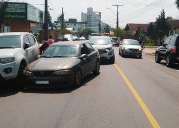 Condutor embriagado bate em carro estacionado em Jaraguá do Sul