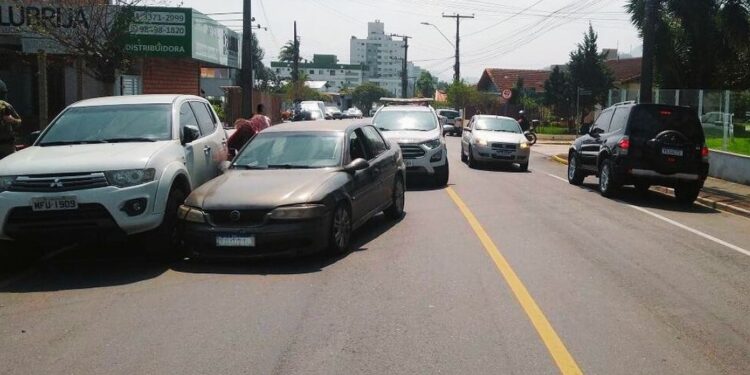Condutor embriagado bate em carro estacionado em Jaraguá do Sul