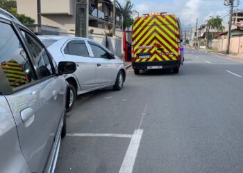 [Fotos] Motorista bate contra veículo estacionado em Jaraguá do Sul