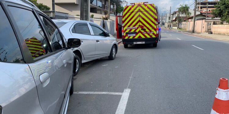 [Fotos] Motorista bate contra veículo estacionado em Jaraguá do Sul