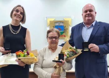 Empresário Zeca Dequêch, merendeira Arlete Machado e Escola São José recebem Comenda Peabiru em Guaramirim