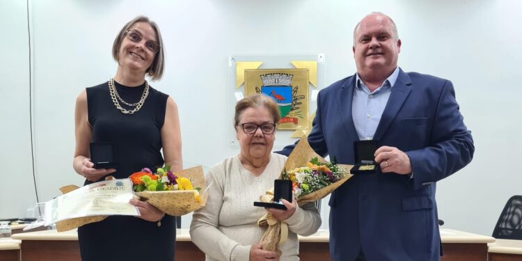 Empresário Zeca Dequêch, merendeira Arlete Machado e Escola São José recebem Comenda Peabiru em Guaramirim