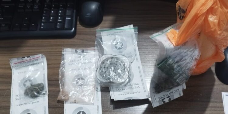 Homens são presos em festa com LSD, maconha e ‘lança-perfume’, em Guaramirim
