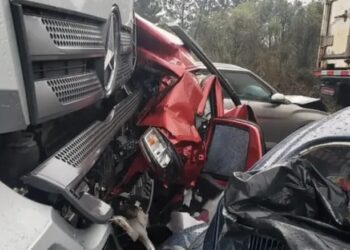 [Vídeo] Mais de 50 veículos se envolvem em acidente com mortes no Paraná