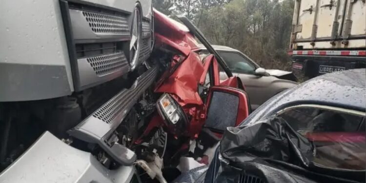 [Vídeo] Mais de 50 veículos se envolvem em acidente com mortes no Paraná