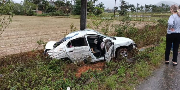 Dois carros se envolvem em acidente na SC-108