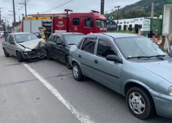 [Fotos e vídeo] Mulher fica ferida após colisão entre quatro carros no Czerniewicz, em Jaraguá do Sul