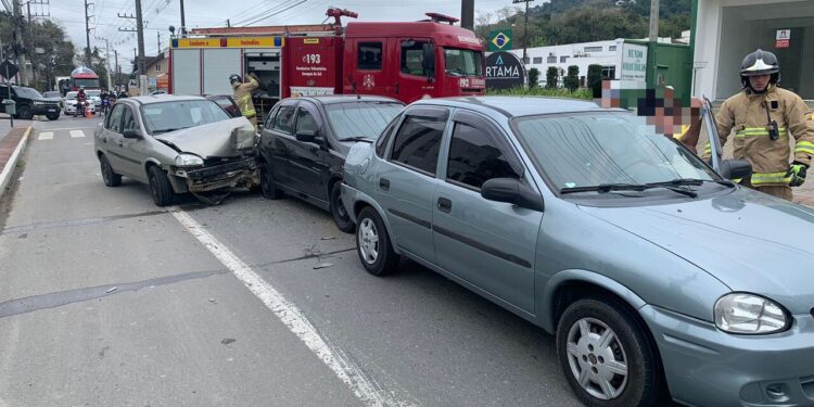 [Fotos e vídeo] Mulher fica ferida após colisão entre quatro carros no Czerniewicz, em Jaraguá do Sul