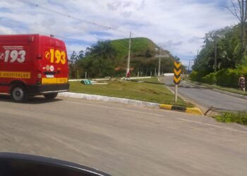 Caminhão derruba poste na BR-280 e motorista foge do local, em Corupá