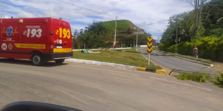 Caminhão derruba poste na BR-280 e motorista foge do local, em Corupá