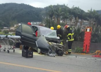 Carro e caminhão colidem no Viaduto do Mannes, em Guaramirim