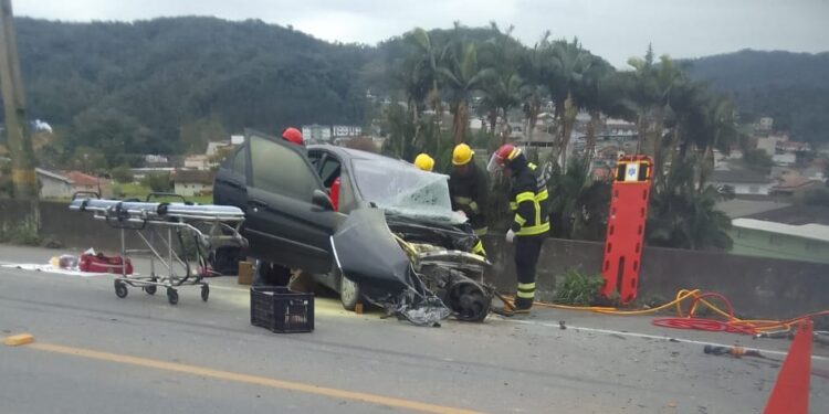 Carro e caminhão colidem no Viaduto do Mannes, em Guaramirim